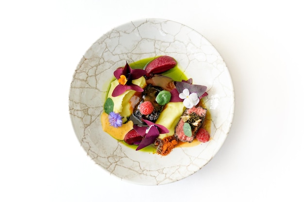 Talerz z kolorowym jedzeniem