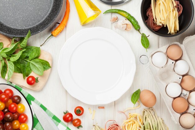 Zestaw naczyń kuchennych i potrawa